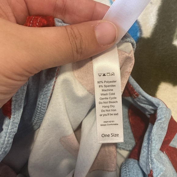 LuLaRoe Valentine’s Day leggings. Size one size. NWOT - Picture 4 of 4